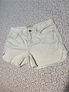 Free People White Distressed Women’s Denim Shorts. Size 30